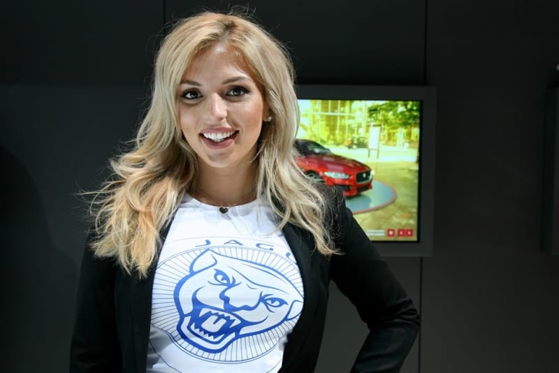 Девушки нью-йоркского автосалона