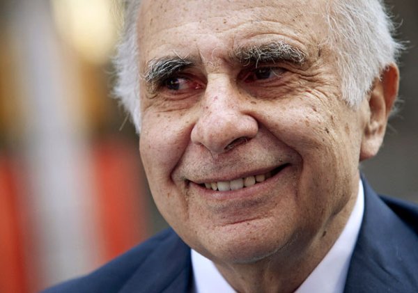 Акции Apple упали более чем на 3%