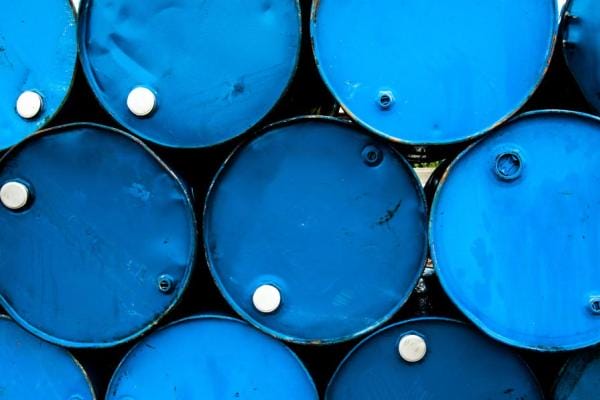 Фьючерсы на нефть продолжают дешеветь