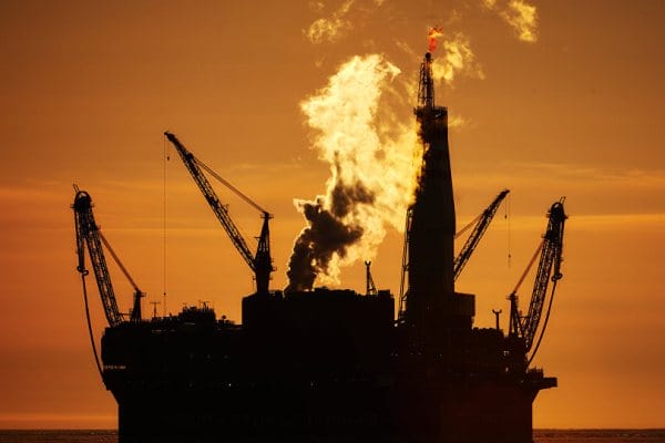 Нефть незначительно снижается