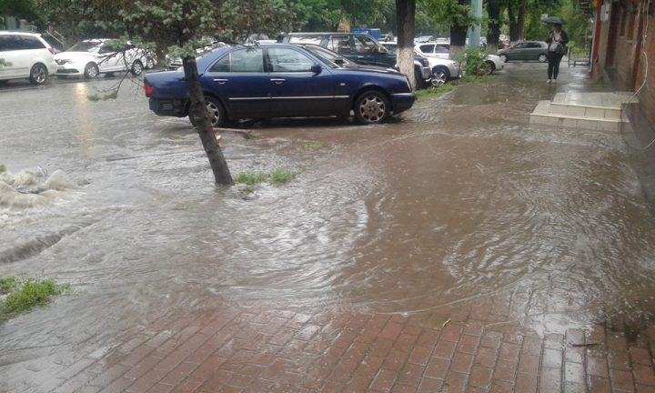 Алматы вновь затопило