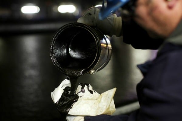 Нефть растет на новостях о снижении добычи