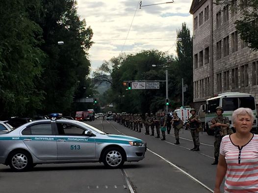 Полиция оцепила район возле фабрики Рахат