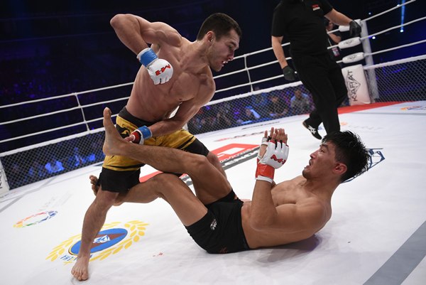 МКС РК присвоило звания спортсменам ММА