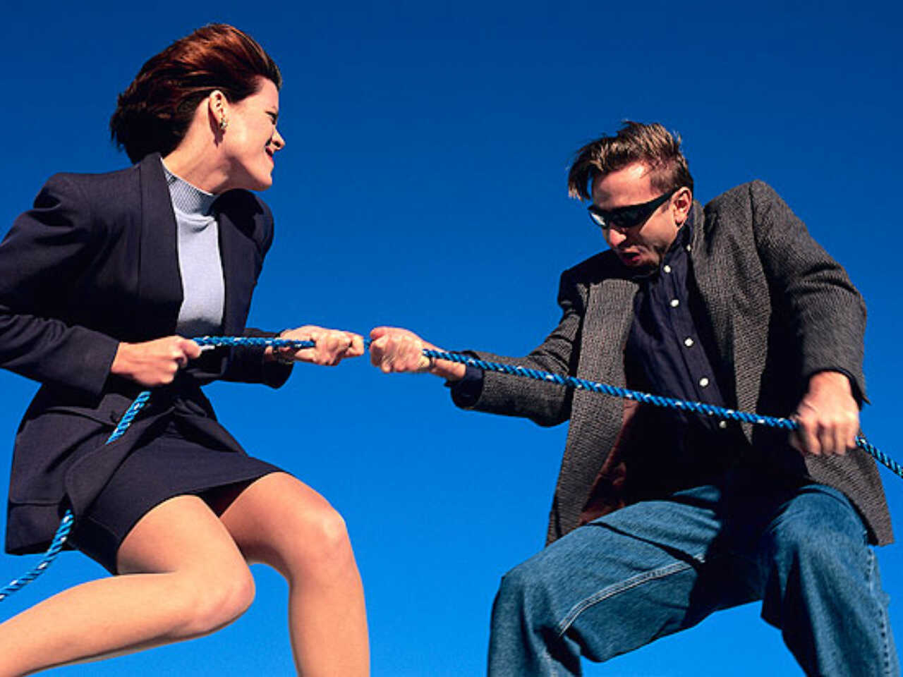 Апай көйлегінің астынан түкті қынапты жалауға рұқсат етіңіз