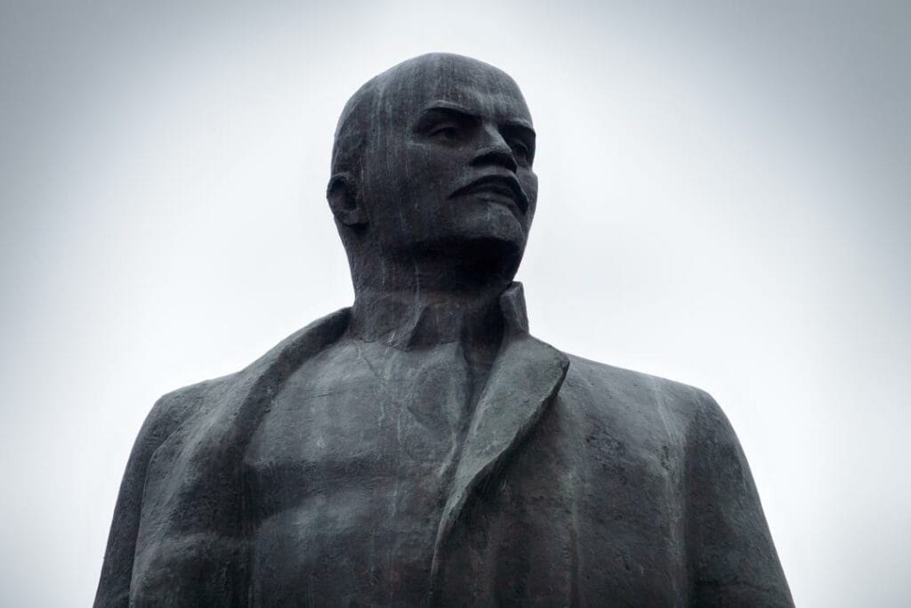 Мухамедиулы о памятниках Ленину: «Мы эти памятники сохраняем»