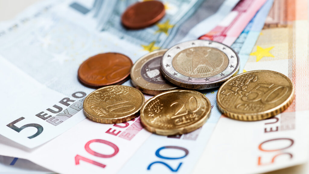 Евро подешевел вслед за долларом в Казахстане