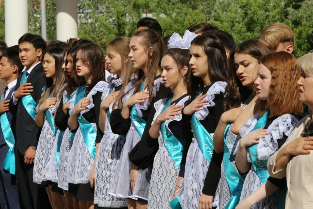 Последний звонок в Казахстане прозвучал для 170 тыс. школьников