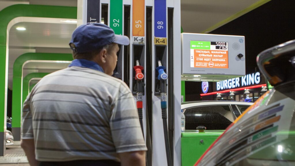 Почему цены на бензин в Казахстане могут расти умеренно