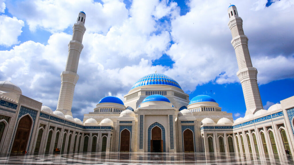 Назарбаев впервые за два месяца вышел на публику и открыл мечеть в Нур-Султане