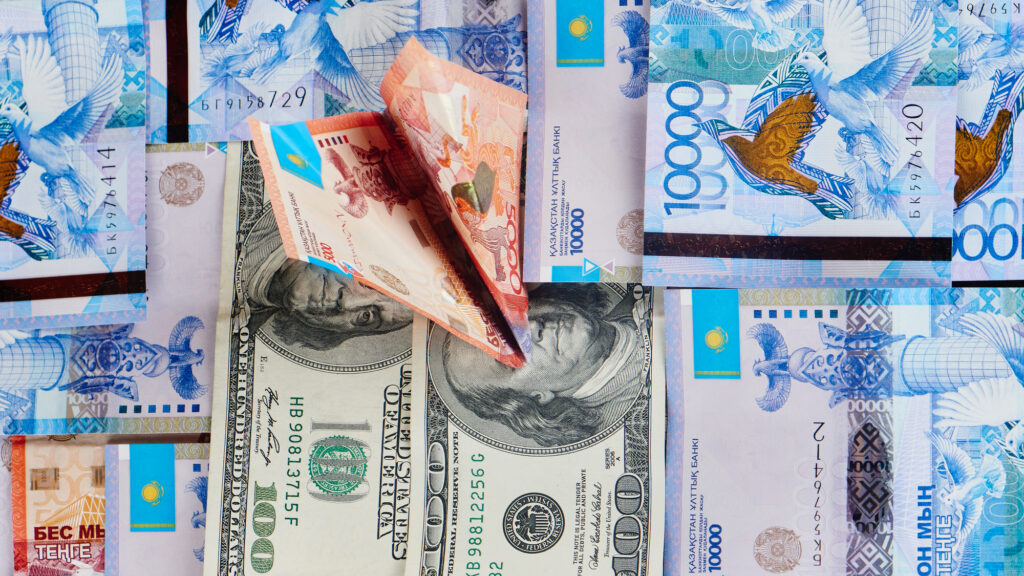 В Казахстане поднимут минимальную зарплату