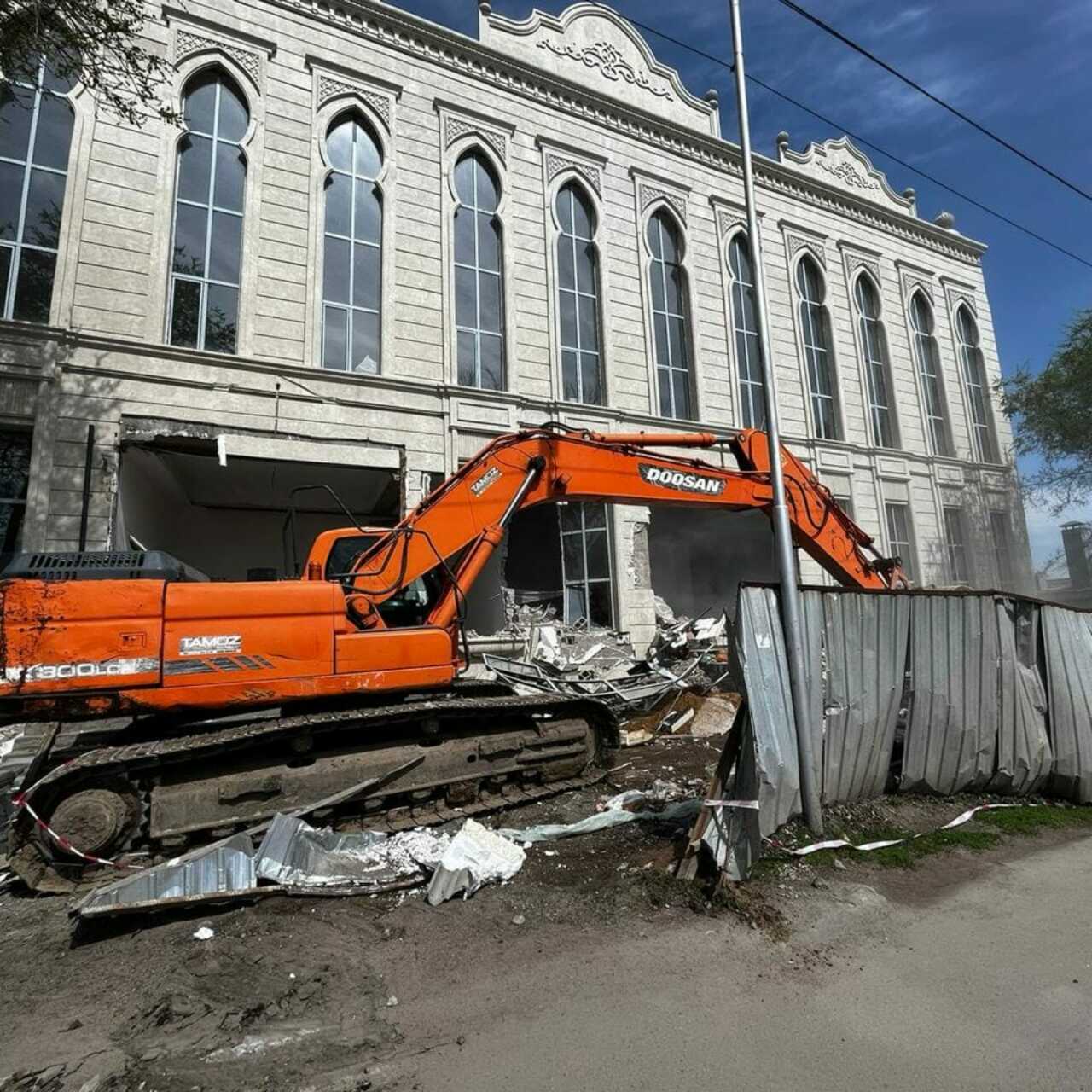 Незаконно построенный ресторан снесли в Алматы