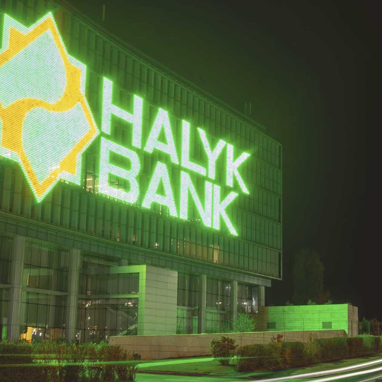 Как Halyk Bank связан с Air Astana