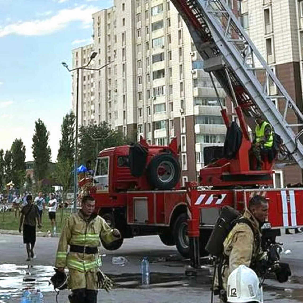 Казахстанцы недовольны реакцией МЧС на пожар в Аккенте