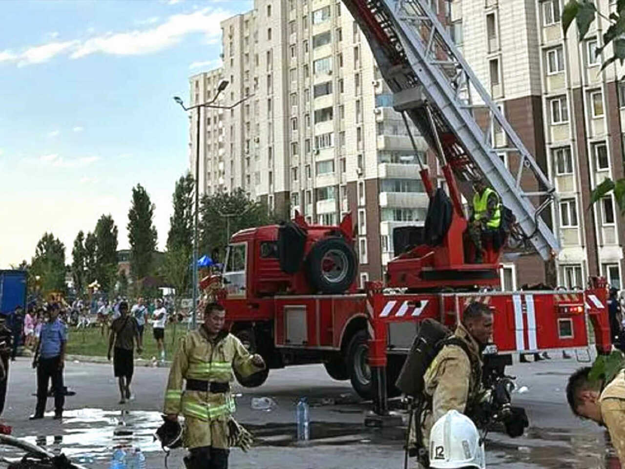 Казахстанцы недовольны реакцией МЧС на пожар в Аккенте