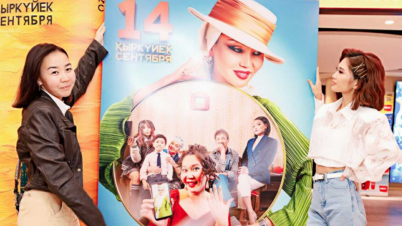 Үстел үстінде брюнеткамен секс Юбка астындағы пизканы көрсетіңіз