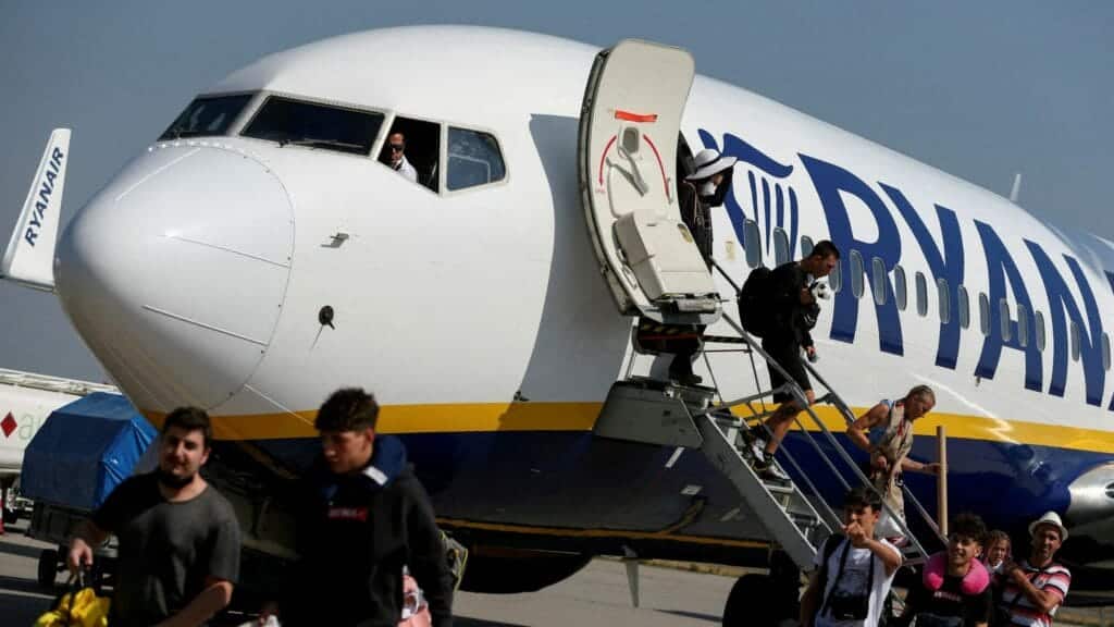 FILE PHOTO: Passengers alight from a Ryanair aircraft at Ferenc Liszt International Airport in Budapest, Hungary, August 18, 2022. REUTERS/Bernadett Szabo/File Photo
