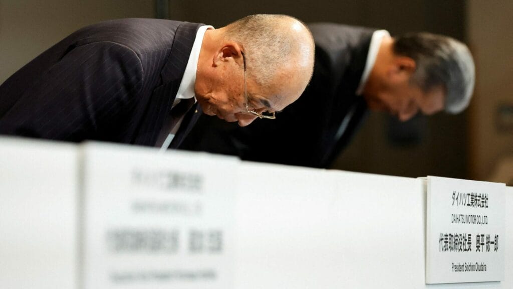 Daihatsu Motor President Soichiro Okudaira and Toyota Motor Executive Vice President Hiroki Nakajima bow deeply at the start of a news conference in Tokyo, Japan December 20, 2023.  REUTERS/Issei Kato