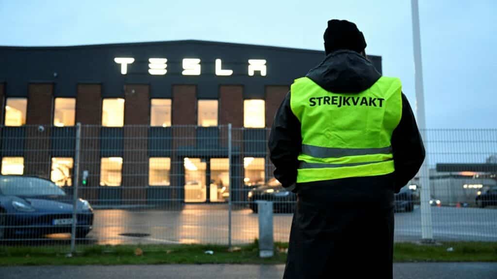 FILE PHOTO: Emma Hansson, chairman of IF Metall Stockholms lan, stands on strike outside Tesla's Service Center in Segeltorp, as workshop workers at the electric car company Tesla have gone on strike demanding that the company sign a collective agreement, in Stockholm, Sweden, October 27, 2023.  Jessica Gow/TT News Agency/via REUTERS      ATTENTION EDITORS - THIS IMAGE WAS PROVIDED BY A THIRD PARTY. SWEDEN OUT. NO COMMERCIAL OR EDITORIAL SALES IN SWEDEN./File Photo
