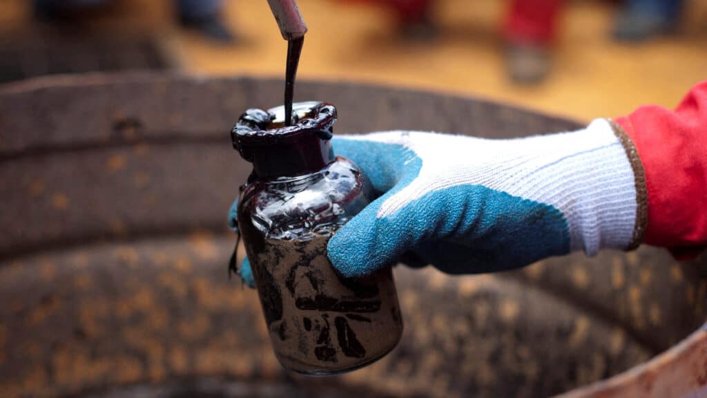 FILE PHOTO: A worker collects crude oil sample at an oil well operated by Venezuela's state oil company PDVSA in Morichal July 28, 2011.  REUTERS/Carlos Garcia Rawlins/File Photo/File Photo