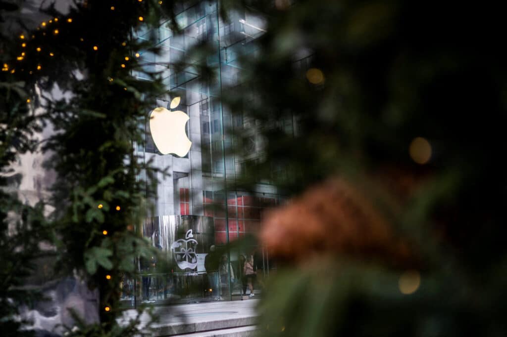 People visit the Apple store in New York, U.S., December 26, 2023. REUTERS/Eduardo Munoz