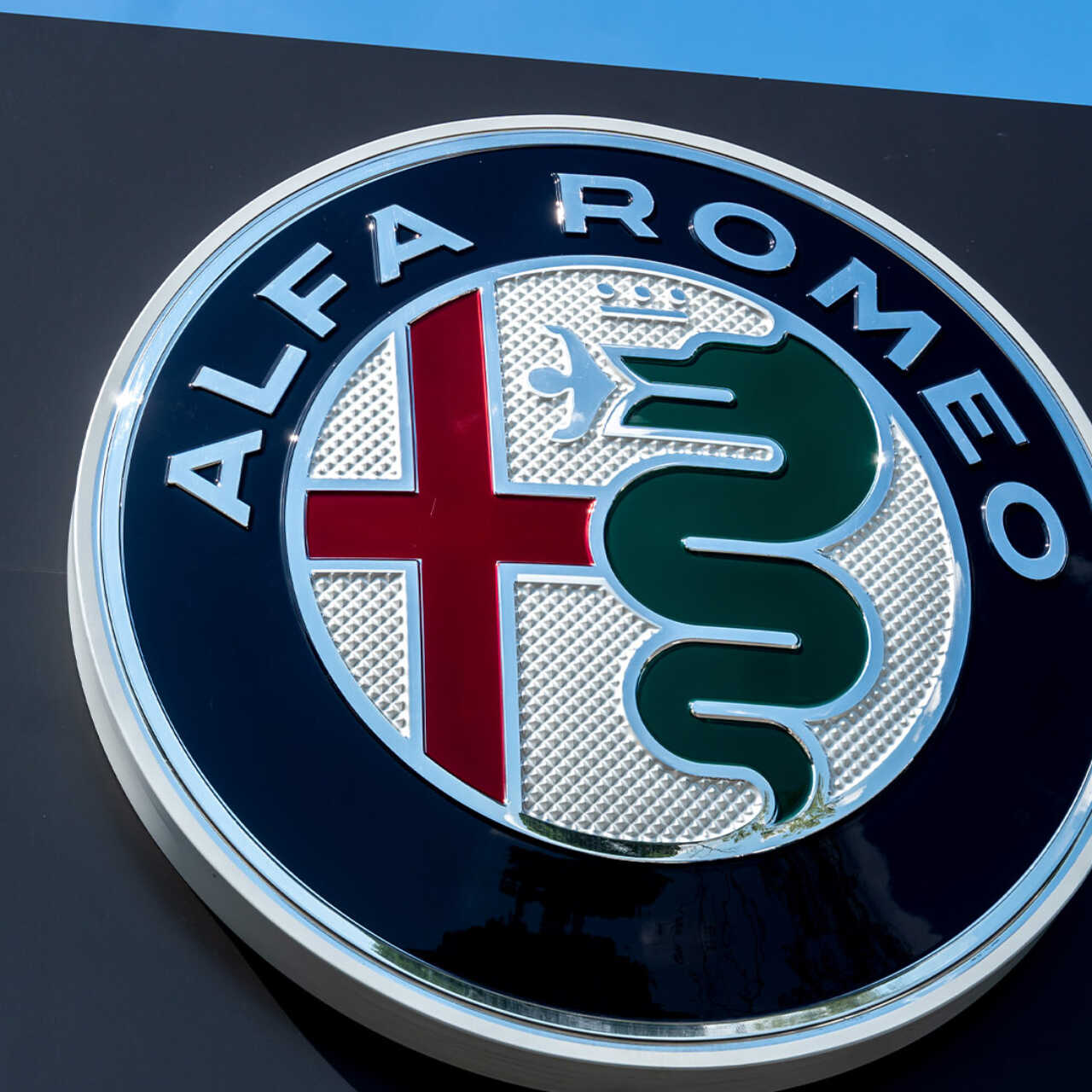 Почему эмблемой Alfa Romeo стал змей, пожирающий младенца