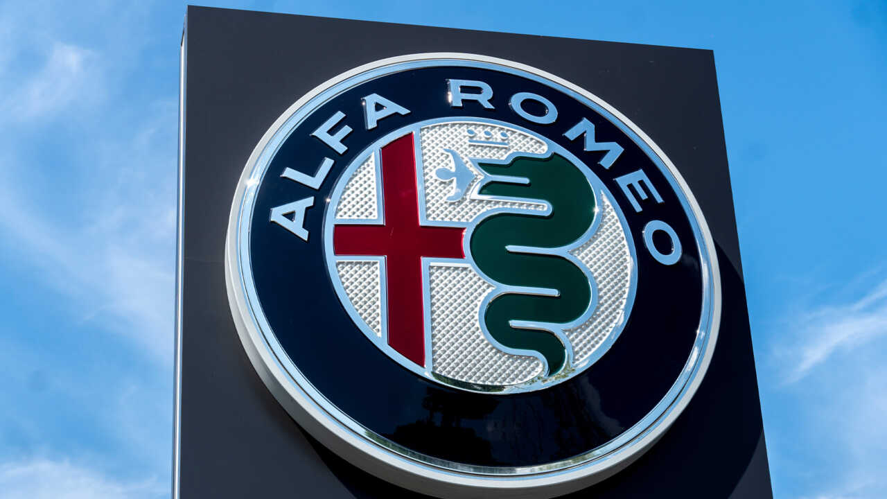 Почему эмблемой Alfa Romeo стал змей, пожирающий младенца