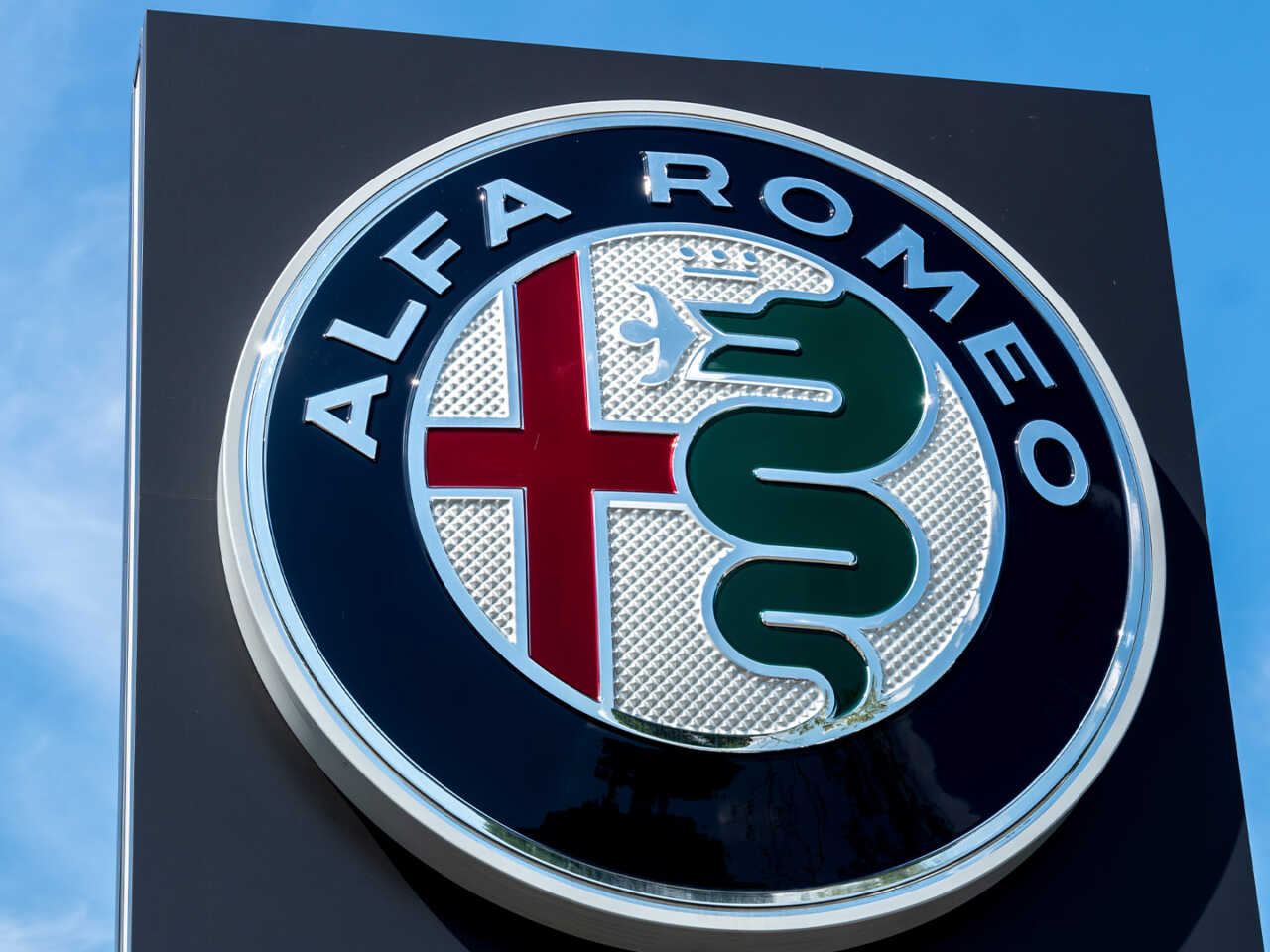 Почему эмблемой Alfa Romeo стал змей, пожирающий младенца