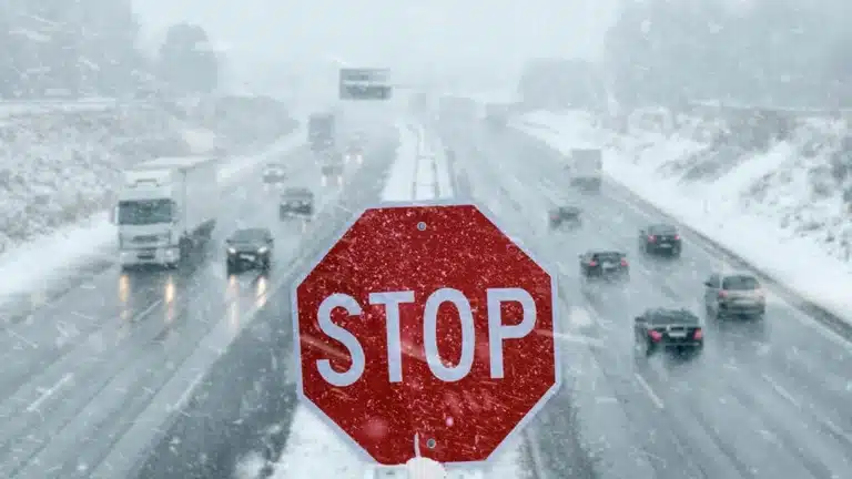 Алматыда қалың қар жауып, қалада 10 балдық кептеліс пайда болды