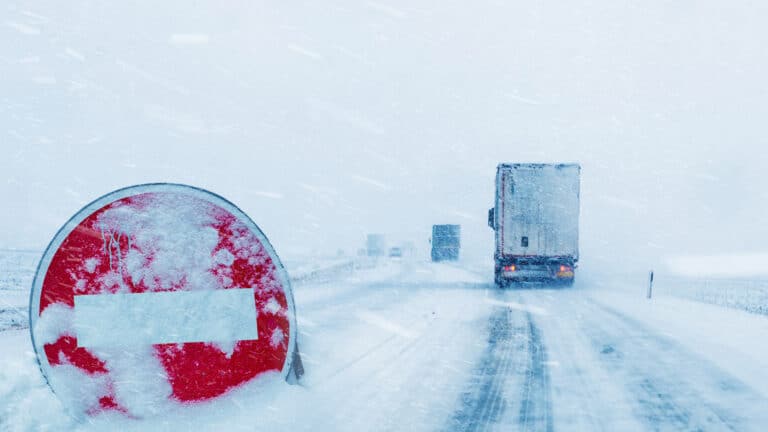 разрешено ли выполнить разворот в указанном месте. разметка в виде буквы а. разметка 1. что обозначает а100 на дороге. сто путей сто дорог.