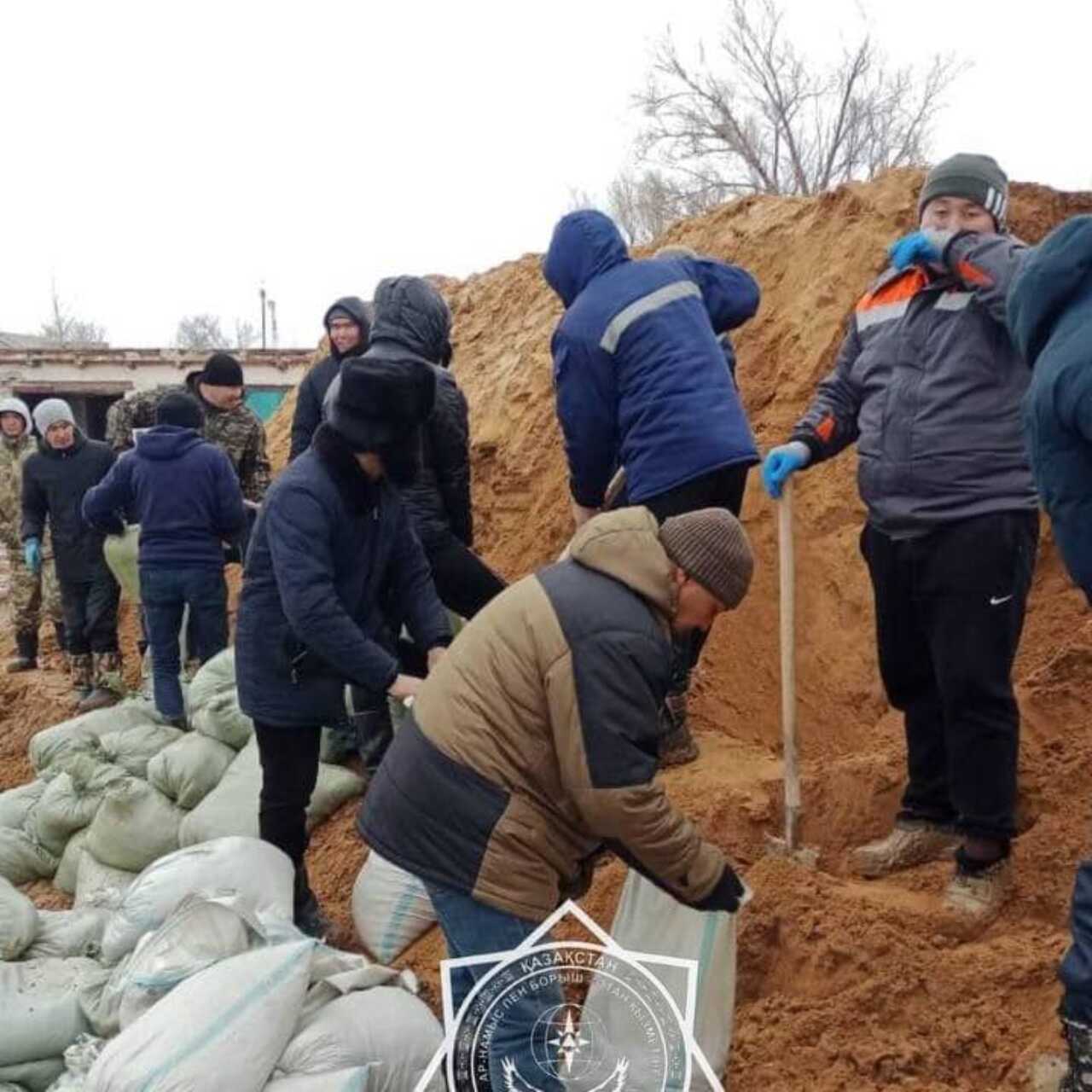 Жители села близ Астаны перекрыли дорогу. Их дома затопило