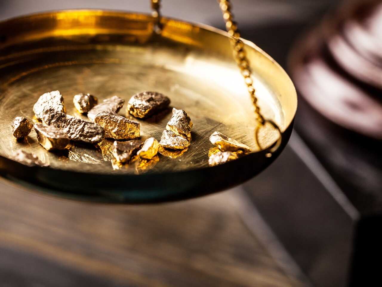 Веб-камера алдында табиғи сиськи бар брюнетка