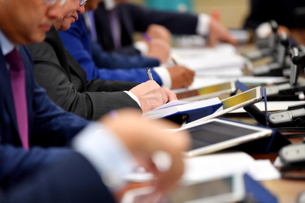 Қазақстанда шенеуніктердің жалақысына жылына 1 трлн теңге жұмсалады – Қаржы министрі