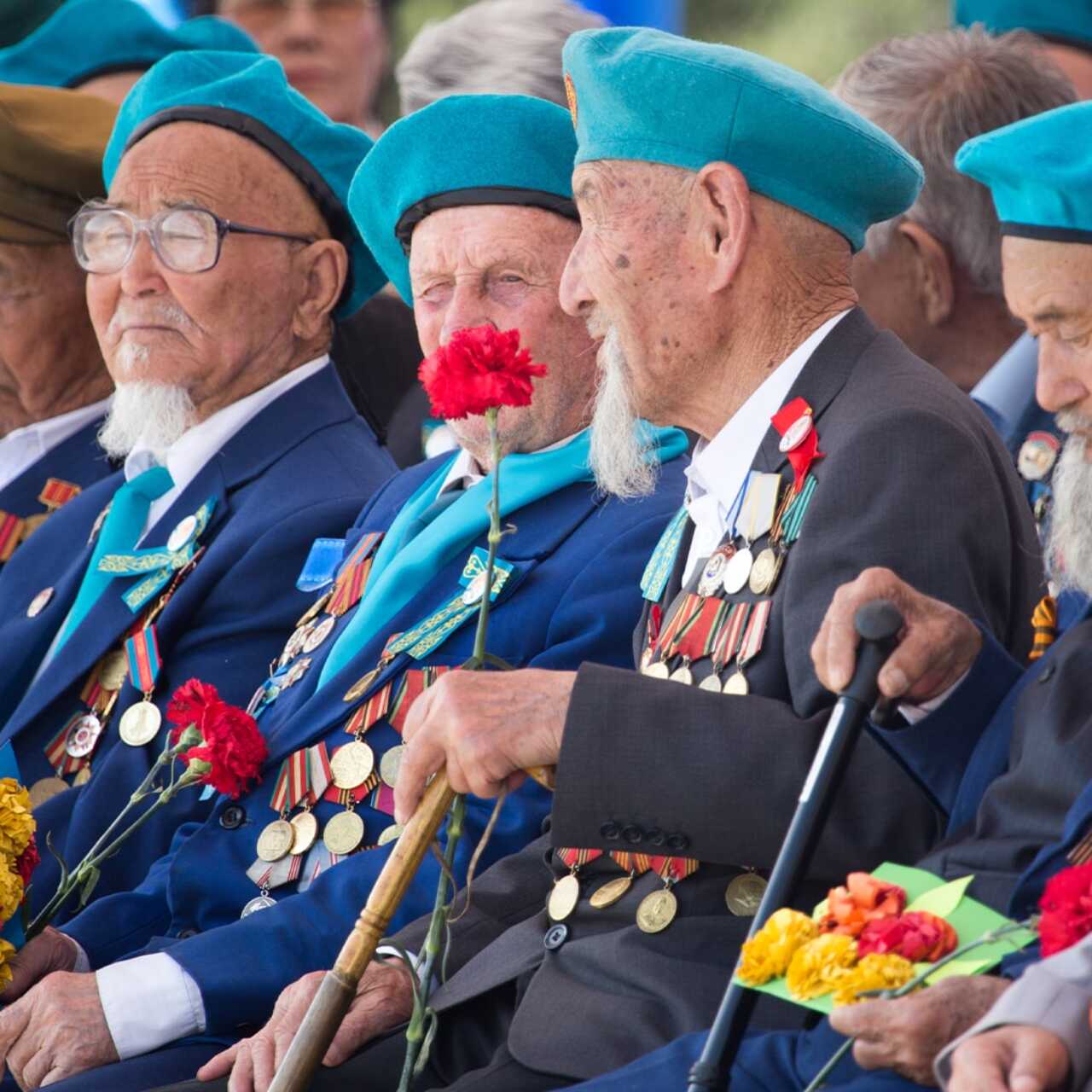 Жетілген оқиғаға көз жүгірту Ер адамның қызды саусақпен сипап тұрған порно фотосы видео