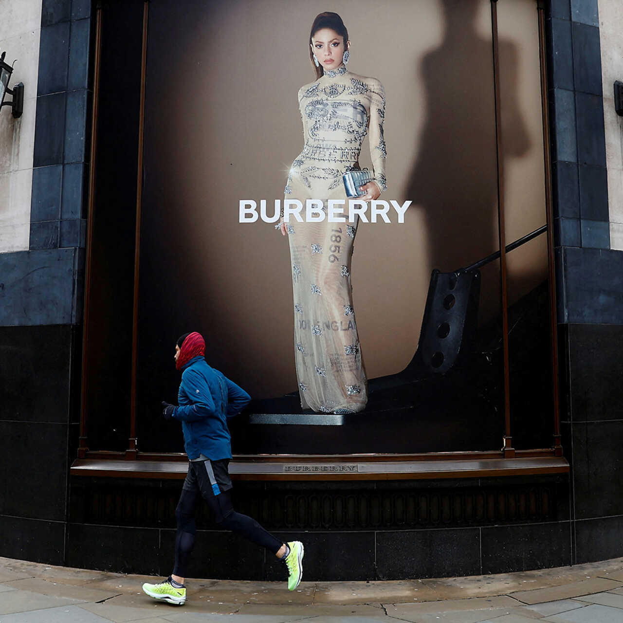 Burberry снизил операционную прибыль на 34%