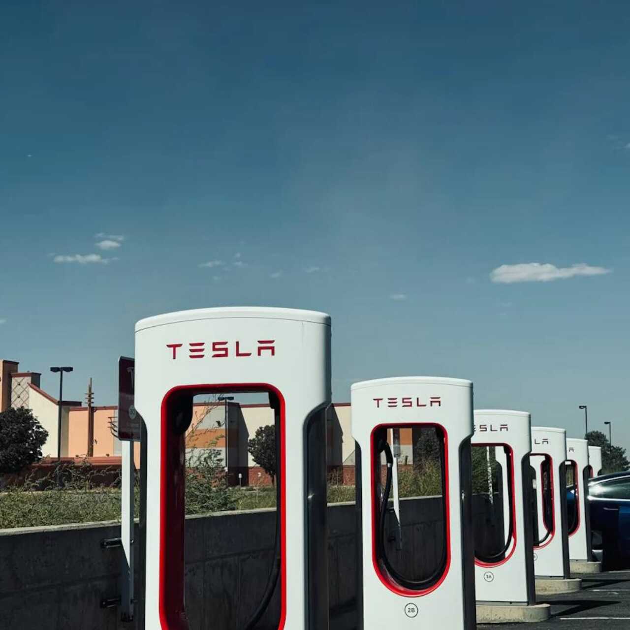 Tesla потратит более $500 млн на новые станции Supercharger