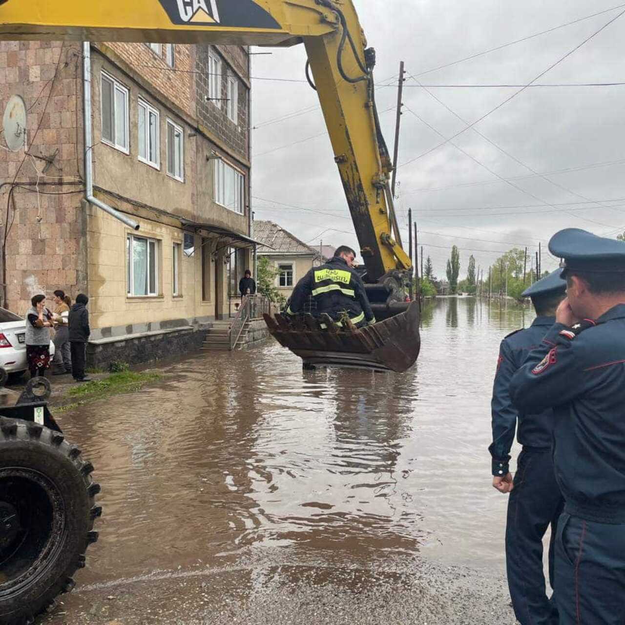 Наводнение на севере Армении разрушило мосты и дороги. Власти эвакуировали  более 230 человек