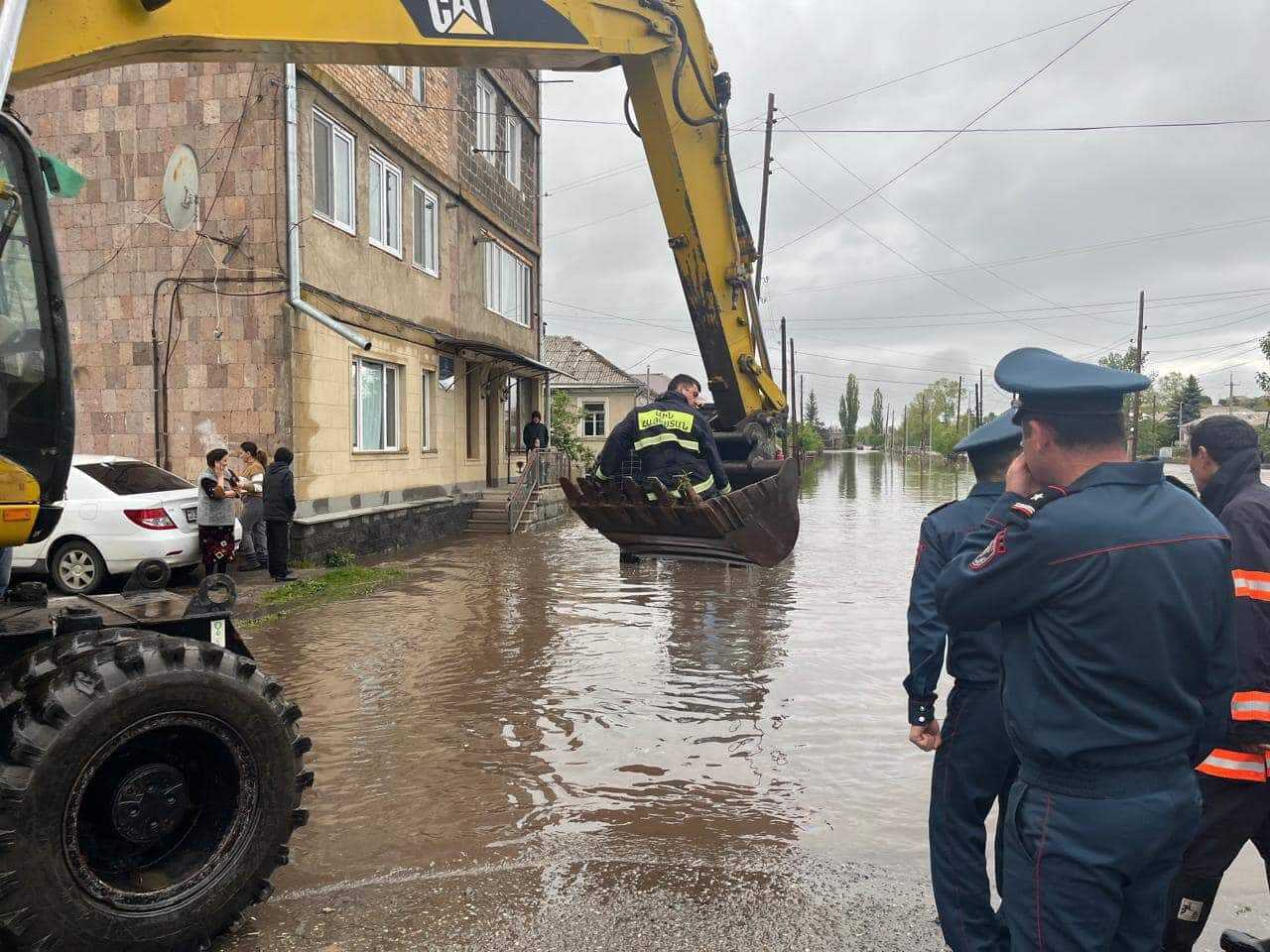 Наводнение на севере Армении разрушило мосты и дороги