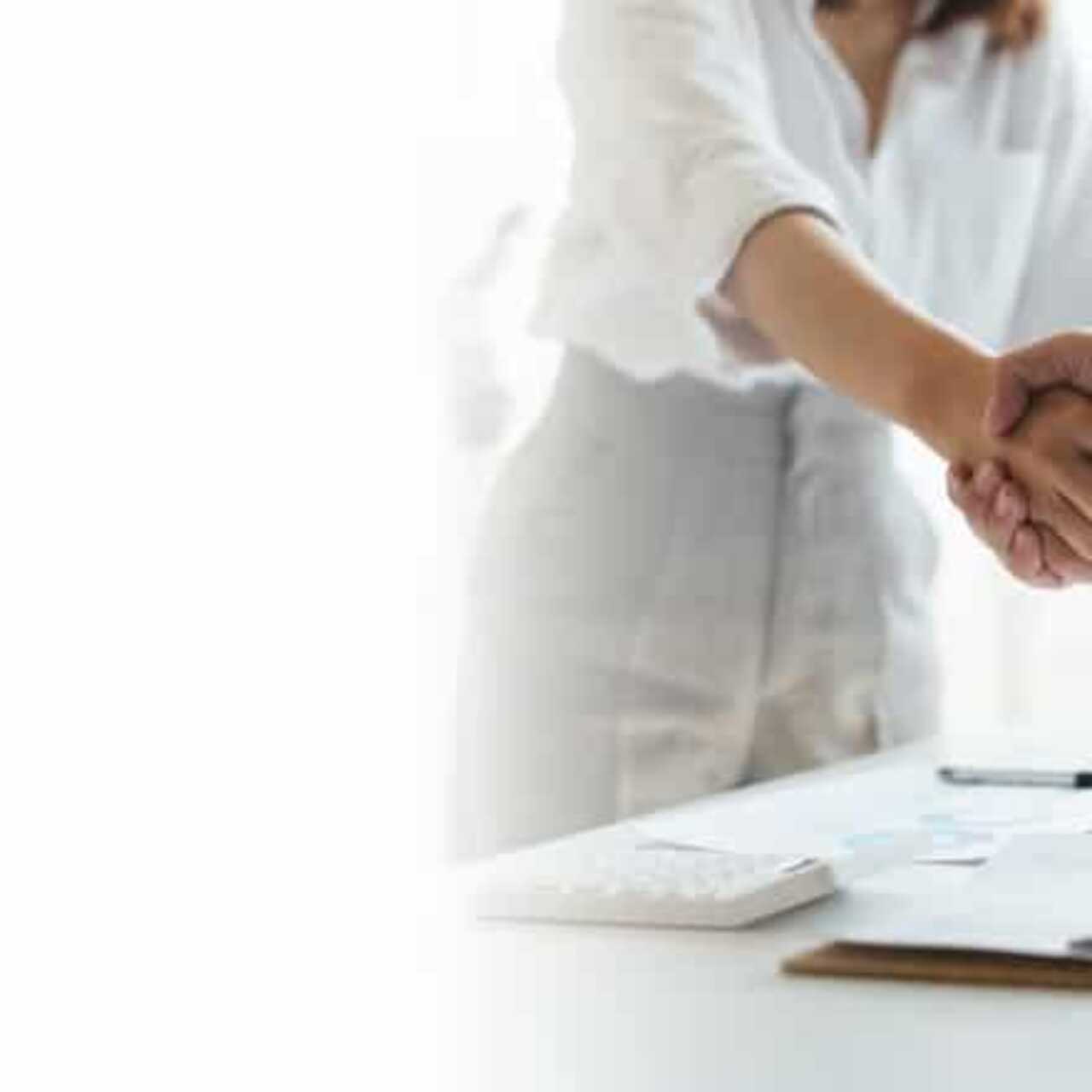 Трусикисіз түнгі көйлек киген жалаңаш қыздардың суреттері