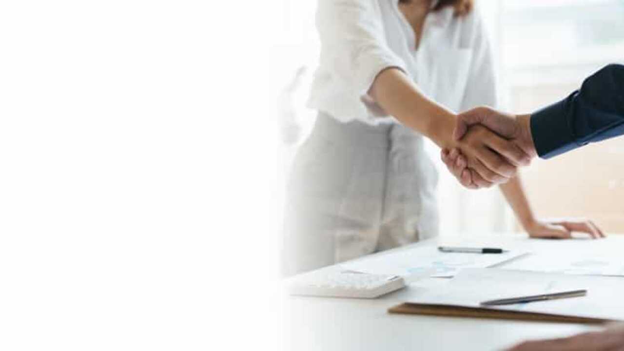 Орыс әйелінің оны алдап жатқанын видеоға түсірген