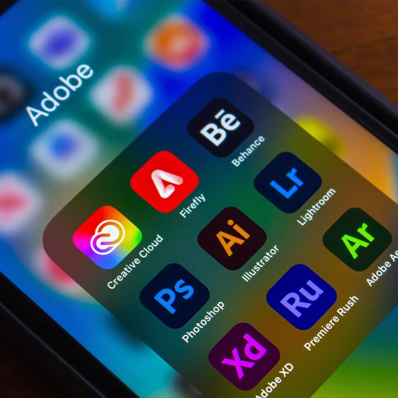 Adobe улучшила прогноз на волне бума ИИ, акции выросли