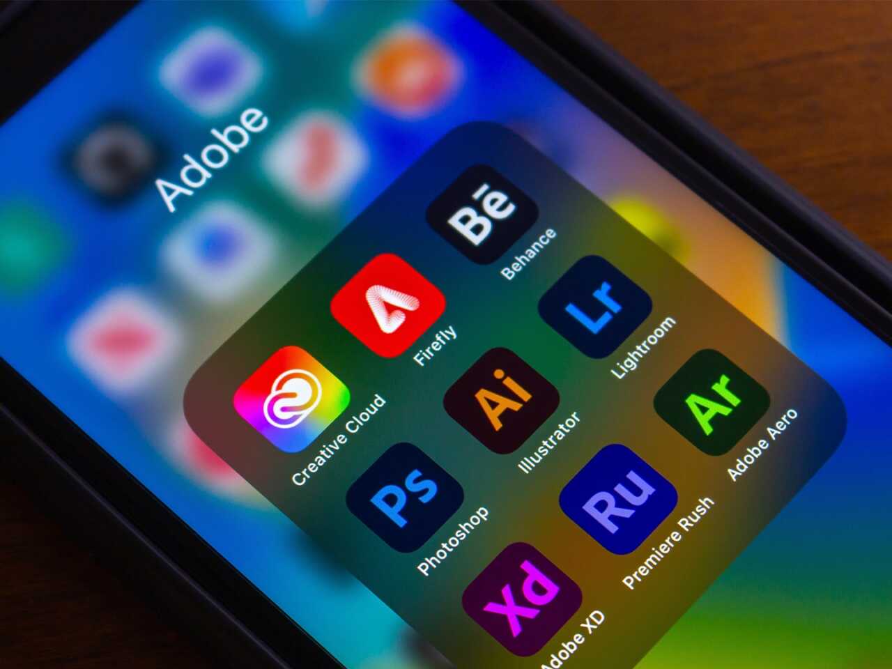 Adobe улучшила прогноз на волне бума ИИ, акции выросли