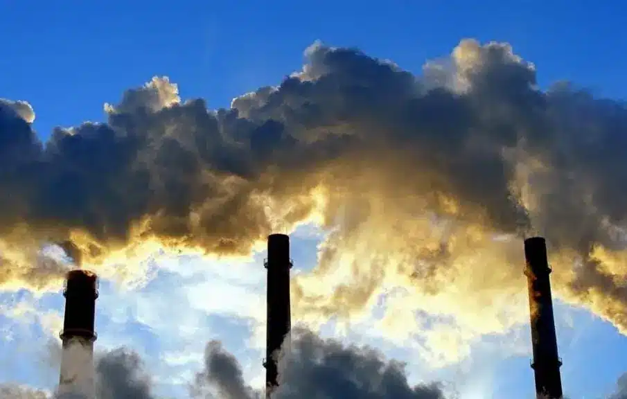 Экологиялық қауіпті аймақта тұратын мемлекеттік қызметкерлерге үстемақы төленуі мүмкін бе – Сенатор ұсыныс білдірді