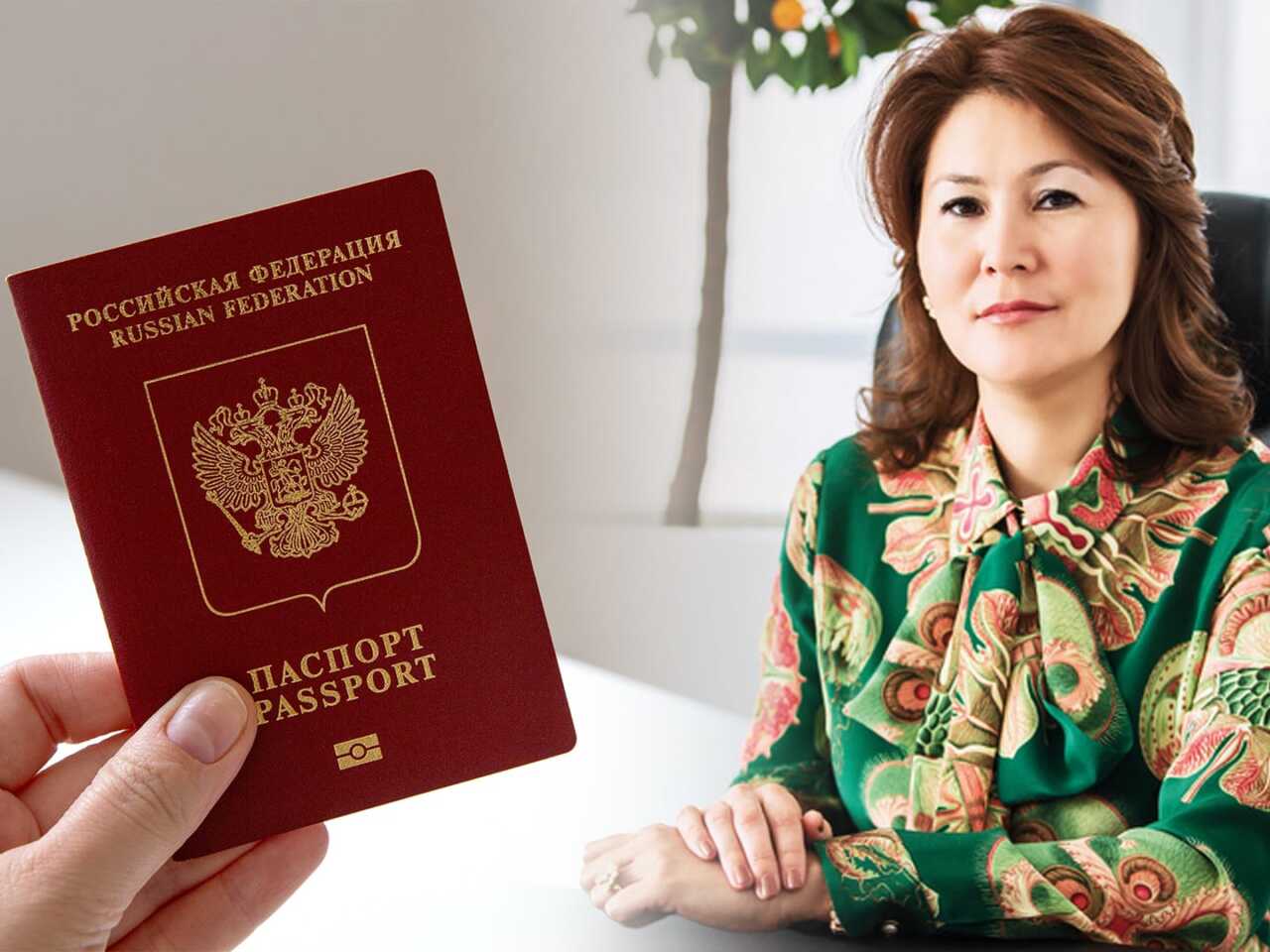 Жалаңаш әйел көшеде суретке түсіп жатыр.