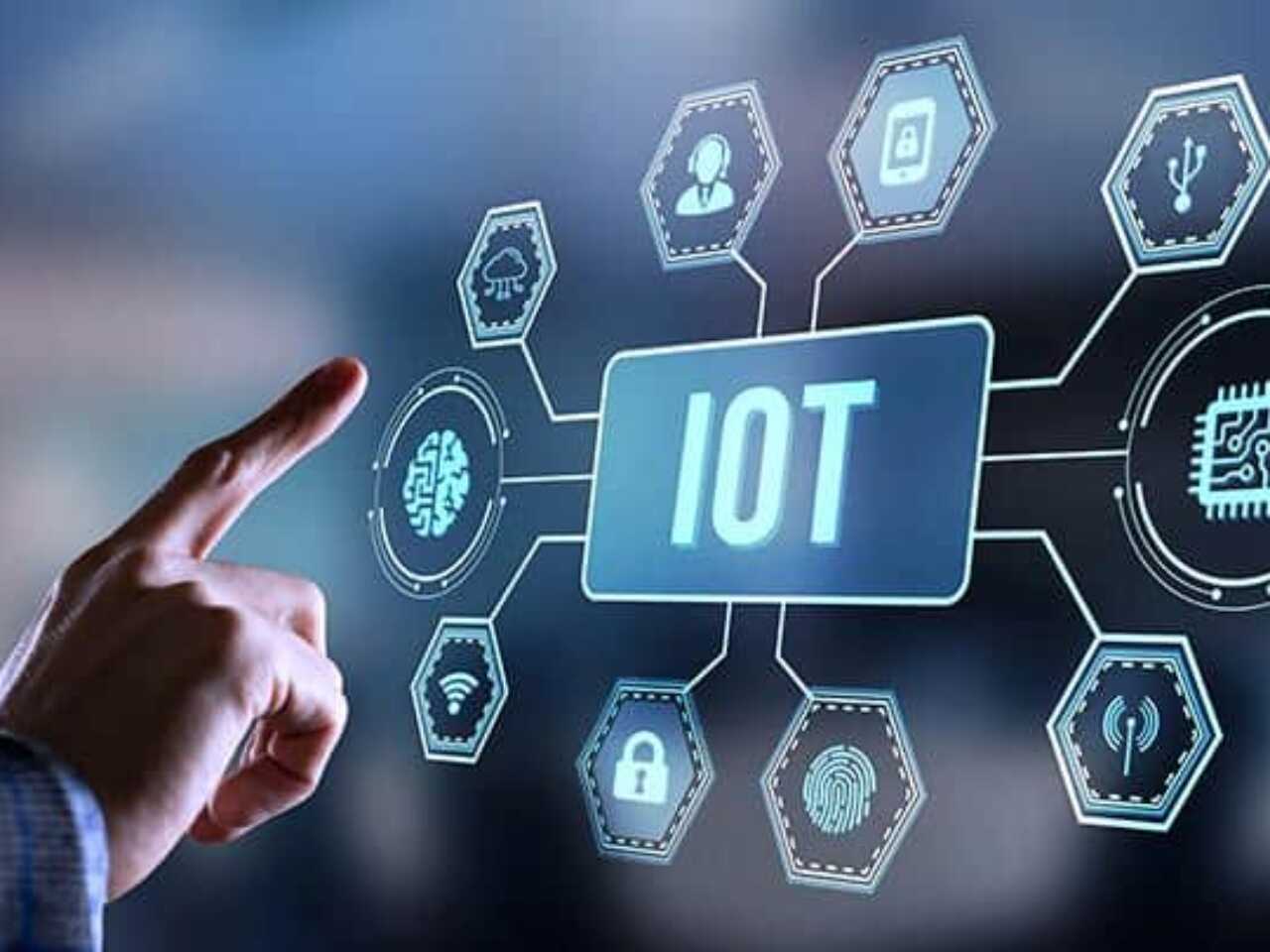 Есікті жалаңаш ашты