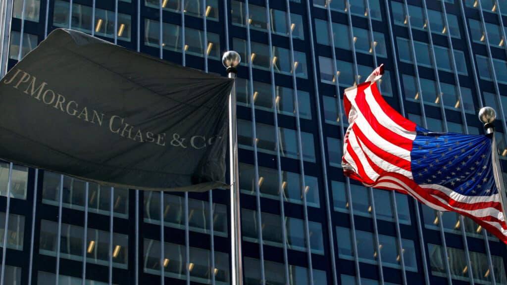 FILE PHOTO: The JP Morgan (L) and U.S. flags wave outside the JP Morgan headquarters in New York, May 17, 2012.  REUTERS/Eduardo Munoz/File Photo
