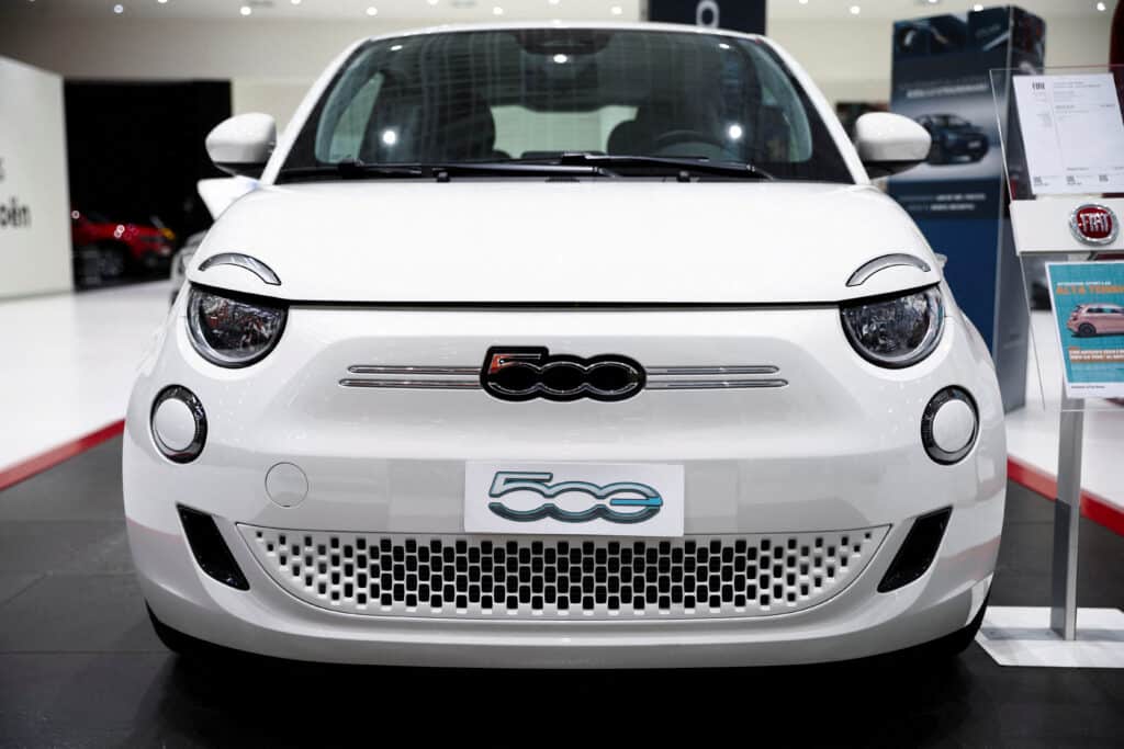 FILE PHOTO: A Fiat 500 electric car is displayed at a showroom of a car dealer in Rome, Italy, November 9, 2023. REUTERS/Guglielmo Mangiapane/File Photo