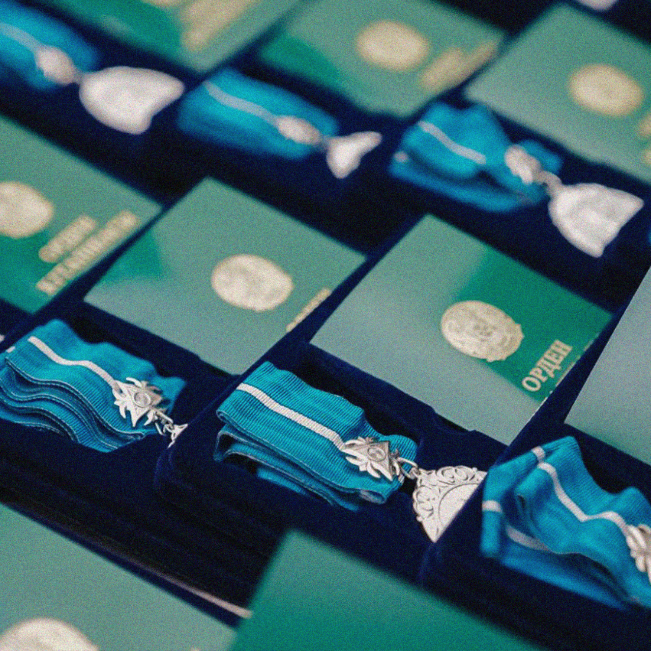 Кәмелетке толған әйелдерді көлікке отырғызады Порно видео онлайн егіздер