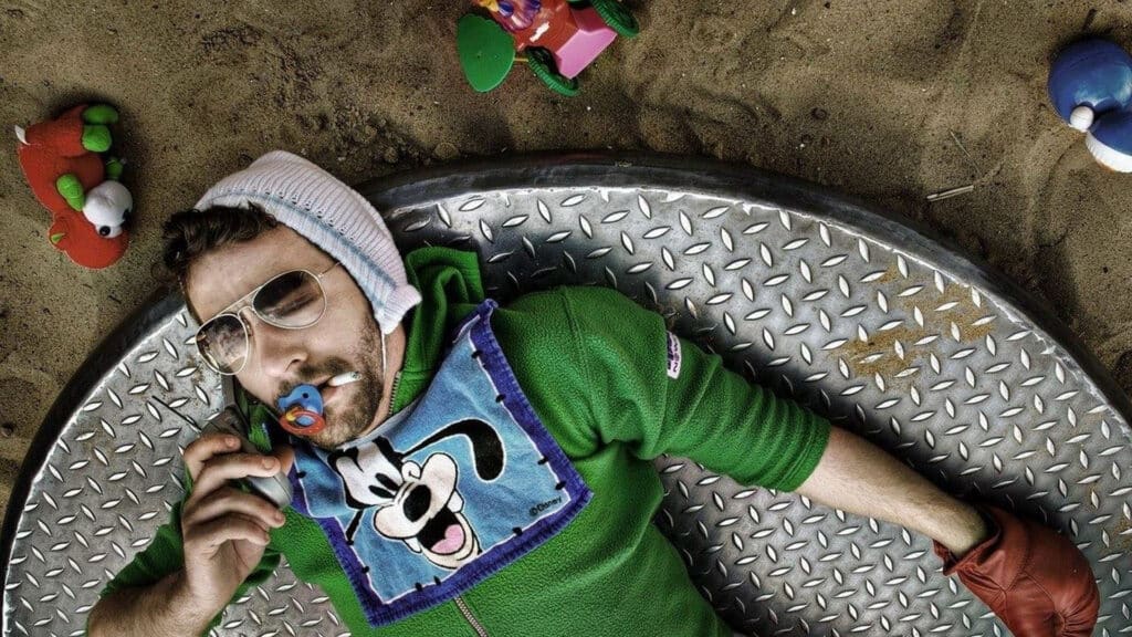Кидалт, взрослый мужчина среди детских игрушек