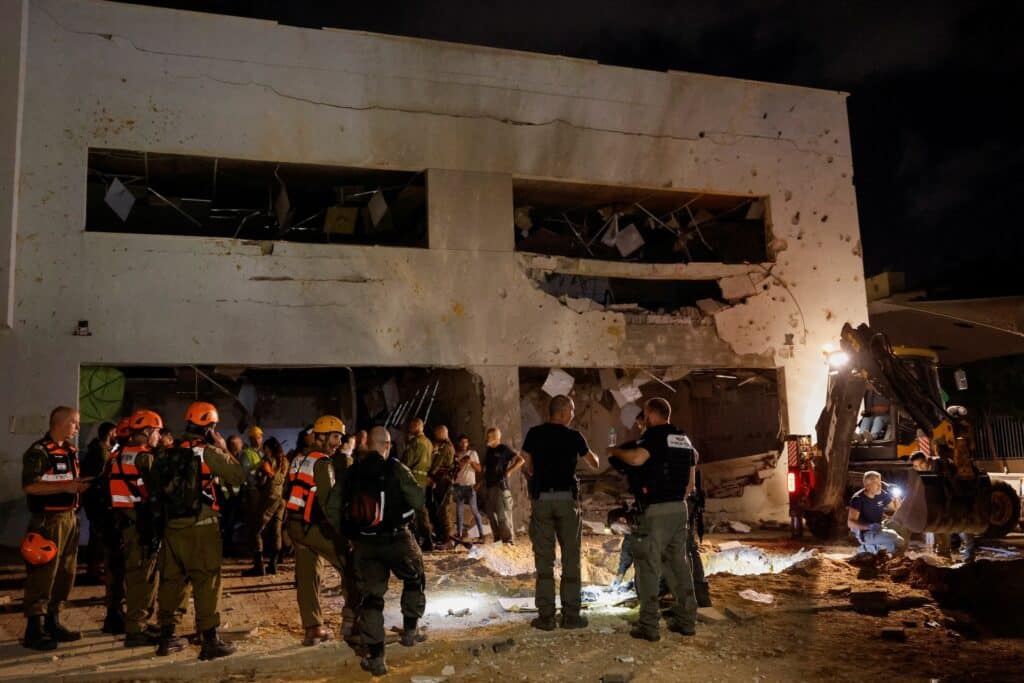 Израильские спасательные силы охраняют место, где ракета, выпущенная из Ирана в сторону Израиля, попала в школьное здание/REUTERS/Amir Cohen